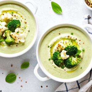 Crème de chou-fleur et brocoli à l’huile de basilic