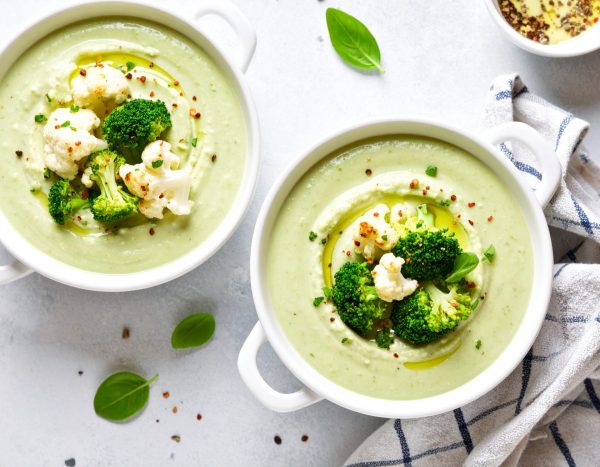 Crème de chou-fleur et brocoli à l’huile de basilic