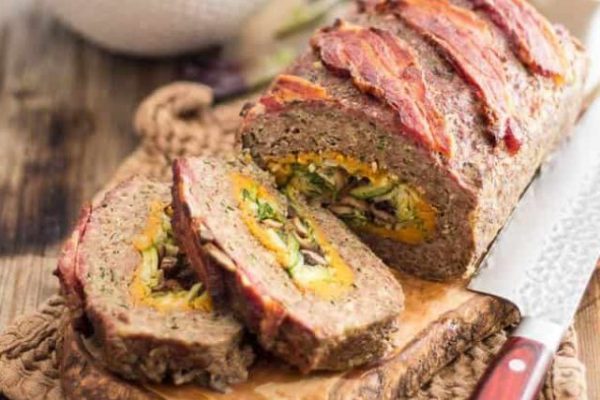 Rouleau de dinde, bacon et épinards aux deux fromages avec radis rôtis