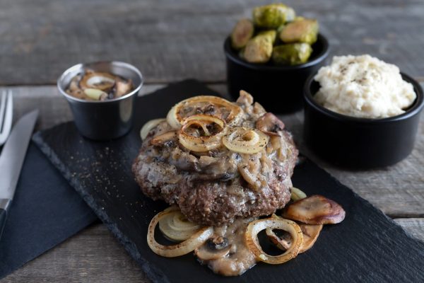 Steak Salisbury à la sauce aux champignons et oignons avec purée de chou-fleur