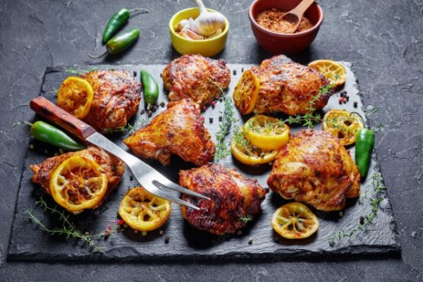 Poulet au cari rouge thaïlandais avec frites de navet