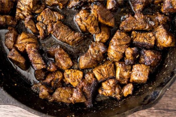 Bouchée de bœuf cajun au beurre à l’ail avec champignons sautés