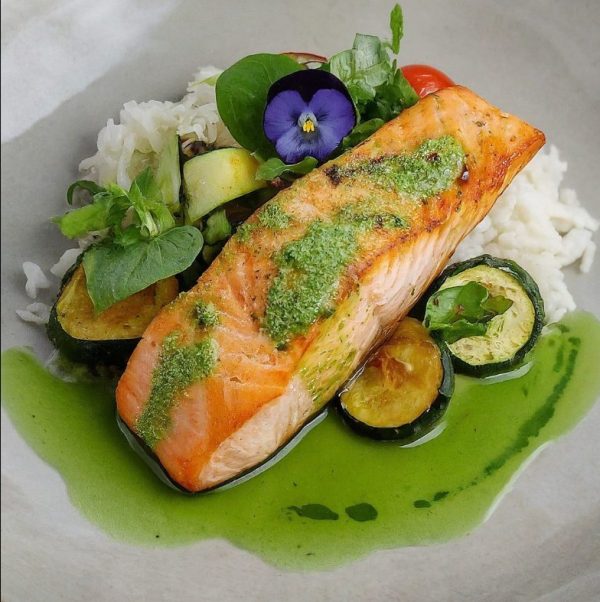 Saumon d’Atlantique poêlé à l’huile verte et zucchini