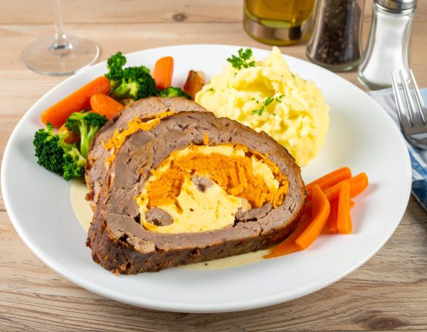 Roulade de bœuf à la dinde fumée, fromage cheddar et en grain, sauce béchamel