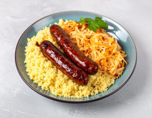 Duo de saucisses variées sur couscous et choucroute