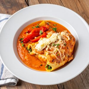 Pâte farcie de poulet et ricotta, sauce crémeuse aux tomates et poivron rouge grillé