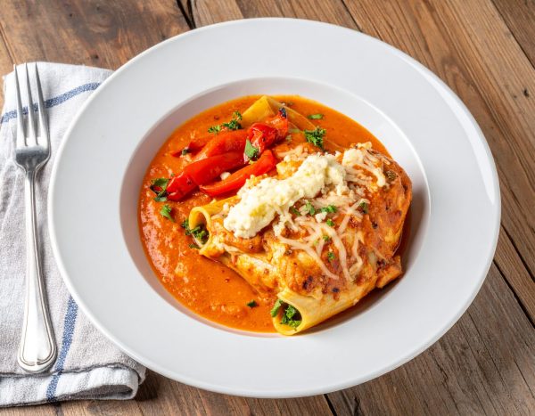 Pâte farcie de poulet et ricotta, sauce crémeuse aux tomates et poivron rouge grillé