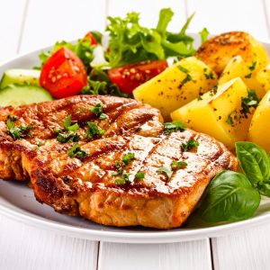 Côtelette de porc marinée tomate et basilic