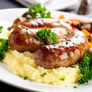 Saucisse de veau rôti, sauce aux champignons
