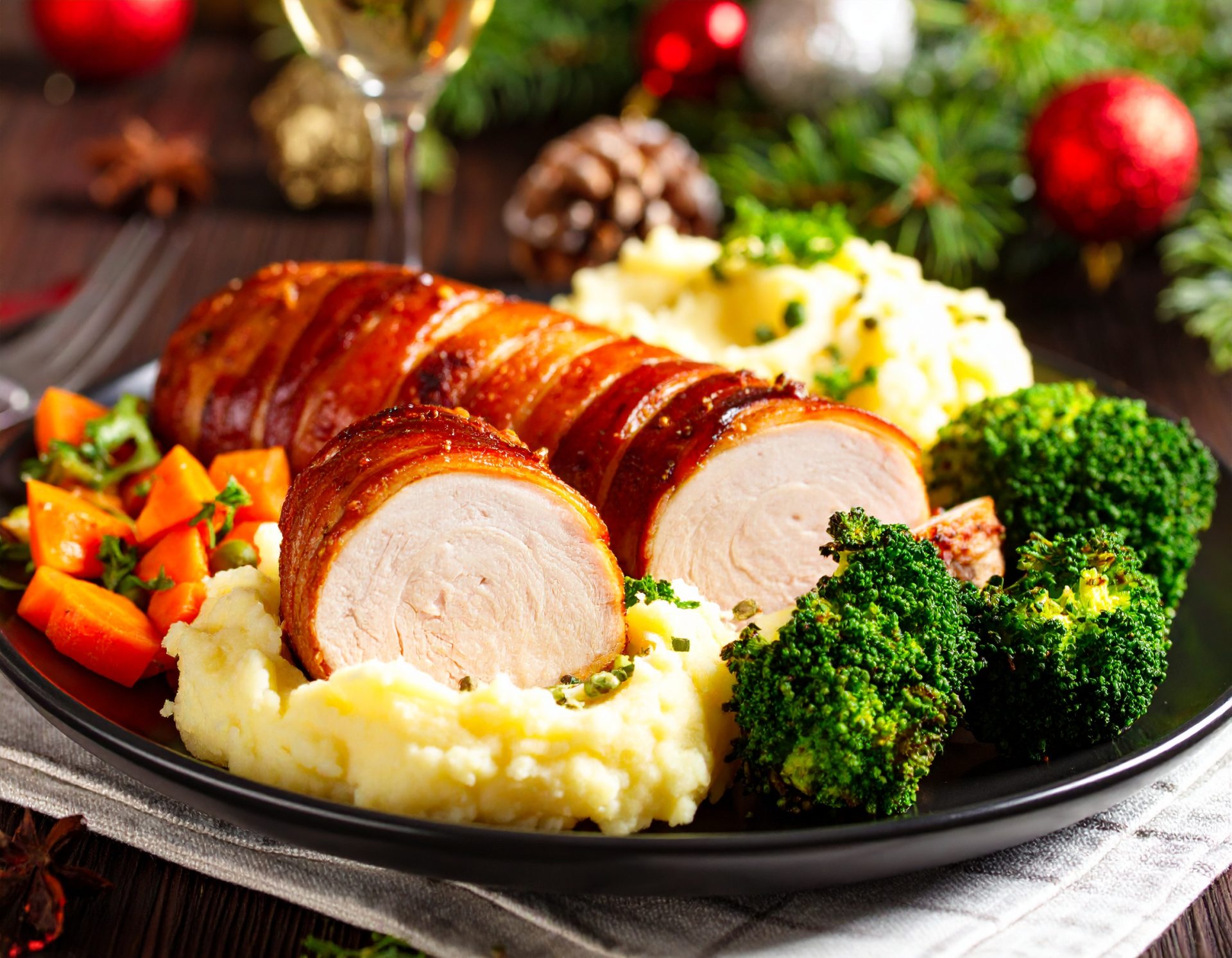 Filet de porc enrobé de bacon, sauce miel et ail