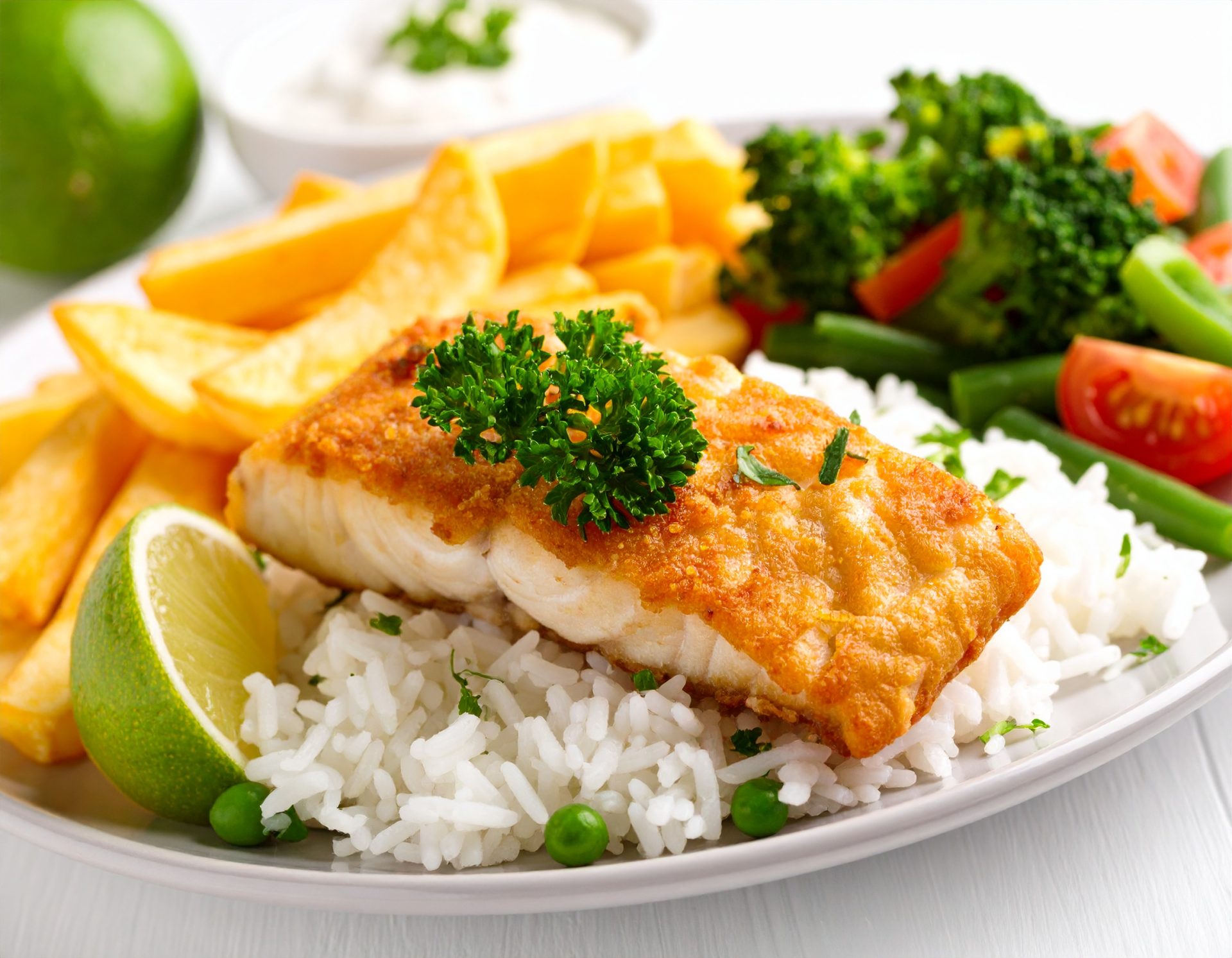 Fish n’chips servi sur riz pilaf et légumes