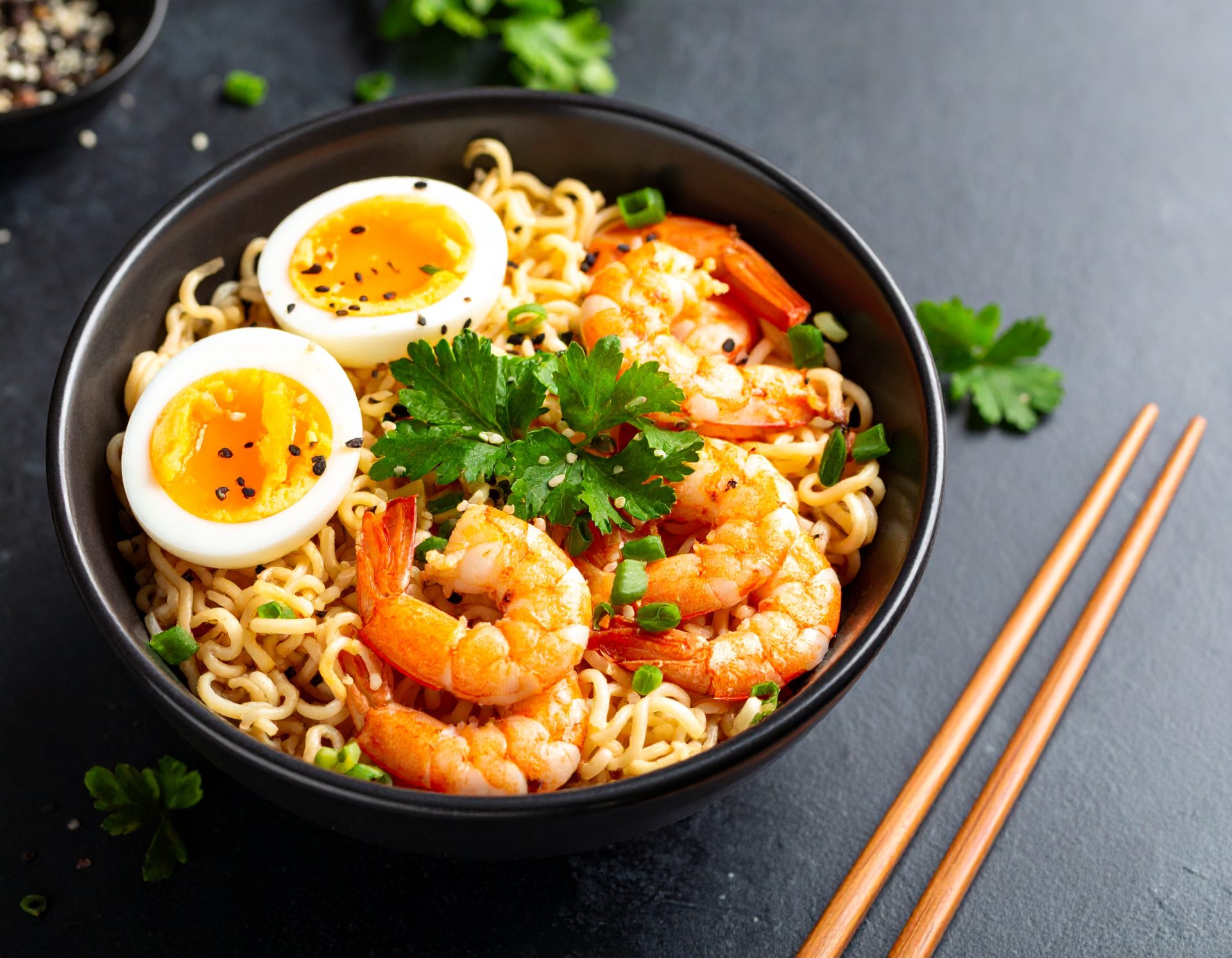 Ramen asiatique, œuf et crevette