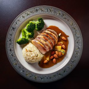 Filet de porc farci à la poire, amandes et fromage en grain, sauce au Brandy