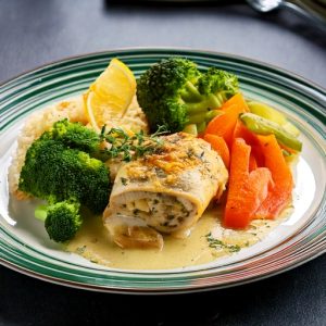 Roulé de sole farci aux fruits de mer, sauce au vin blanc citronné