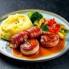 Tournedos d’été enrobé de bacon glacé sauce miel et ail