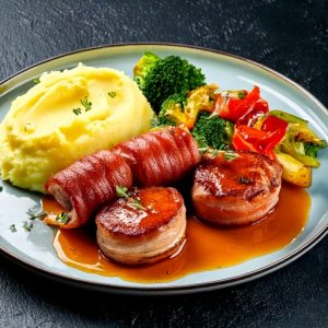 Tournedos d’été enrobé de bacon glacé sauce miel et ail