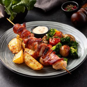 Brochette de poulet et bacon, sauce miel et ail