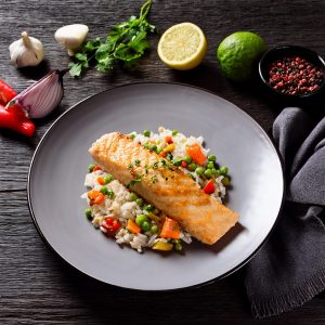 Filet de mahi-mahi méditerranéen servi avec riz aux légumes