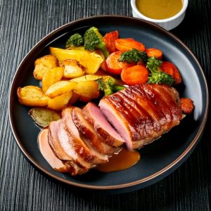 Filet de porc enrobé de bacon, sauce miel et ail