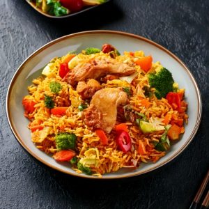 Riz frit au poulet et légumes croquants