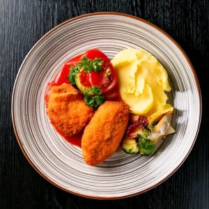 Poulet pané farci de fromage, sauce tomate