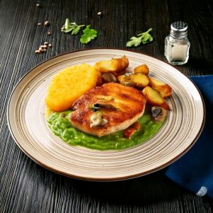 Steak de dinde, sauce aux petits pois et champignon