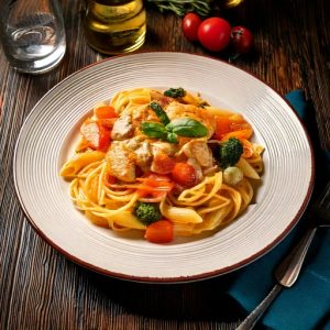 Linguine, sauce crémeuse à la dinde rôtie et légumes du marché