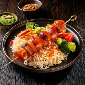 Brochette de poulet bardée de bacon, sauce miel et ail