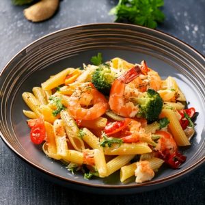 Pennine aux légumes et crevettes, sauce crémeuse au vin blanc