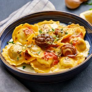 Ravioli au fromage et escargot, sauce Alfredo gratiné