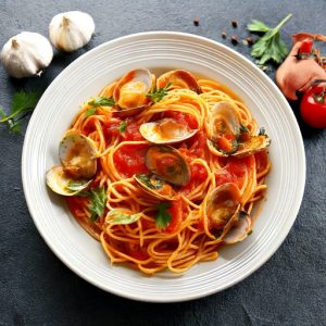Spaghetti alla Vongole, sauce tomate, ail, fines herbes et petites palourde