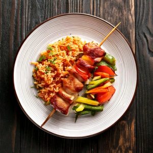 Brochette de poulet enroulée de bacon