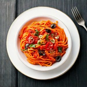 Linguine alla Puttanesca (tomate, ail, piment, câpres, olives noires et anchois)