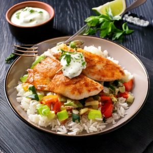 Poitrine de poulet marinée à la grecque, sauce tzatzíki