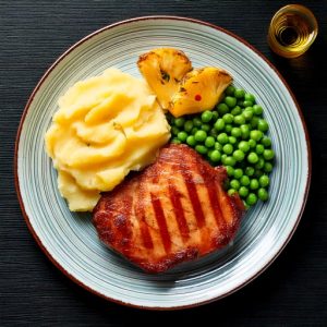 Steak de jambon grillé à l’ananas et petits pois