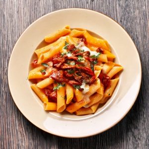 Rigatoni, sauce crémeuse au pancetta et tomate séchée